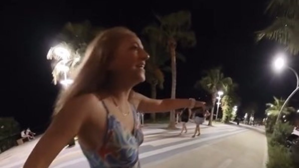 Alanya ilçesinde gece saatlerinde sahilde yürüyüş yapan bir anne, küçük