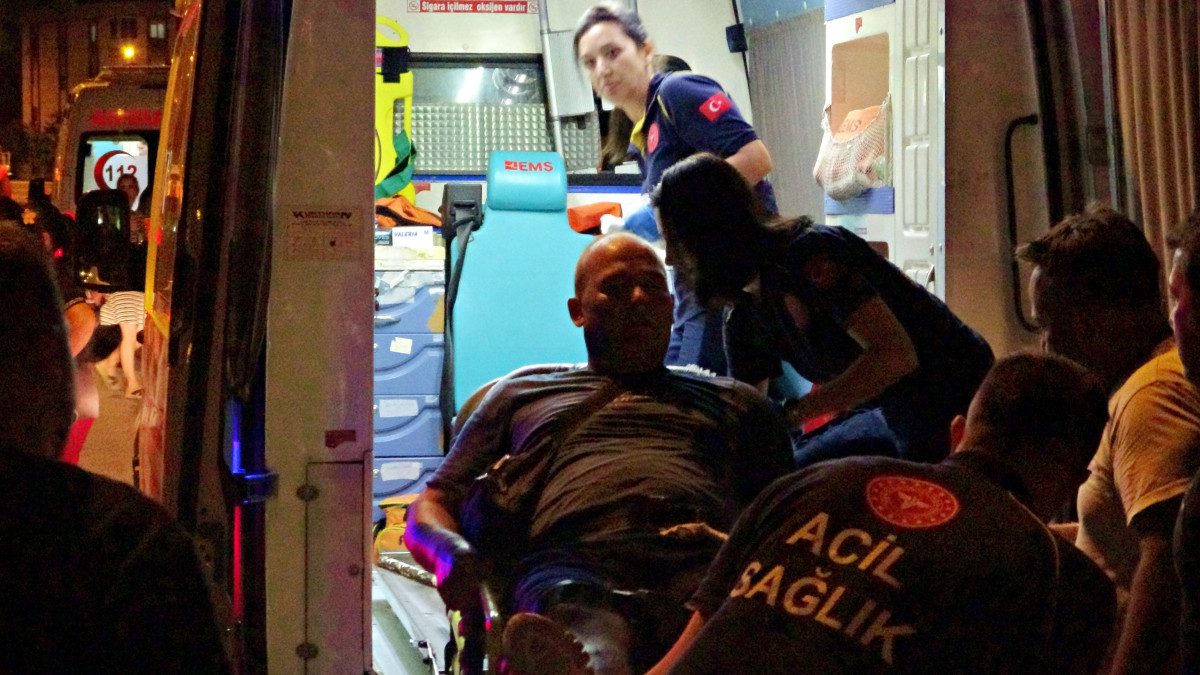 Kepez ilçesinde aynı apartmanda yaşayan komşuların bahçedeki ağaçtan portakal koparma