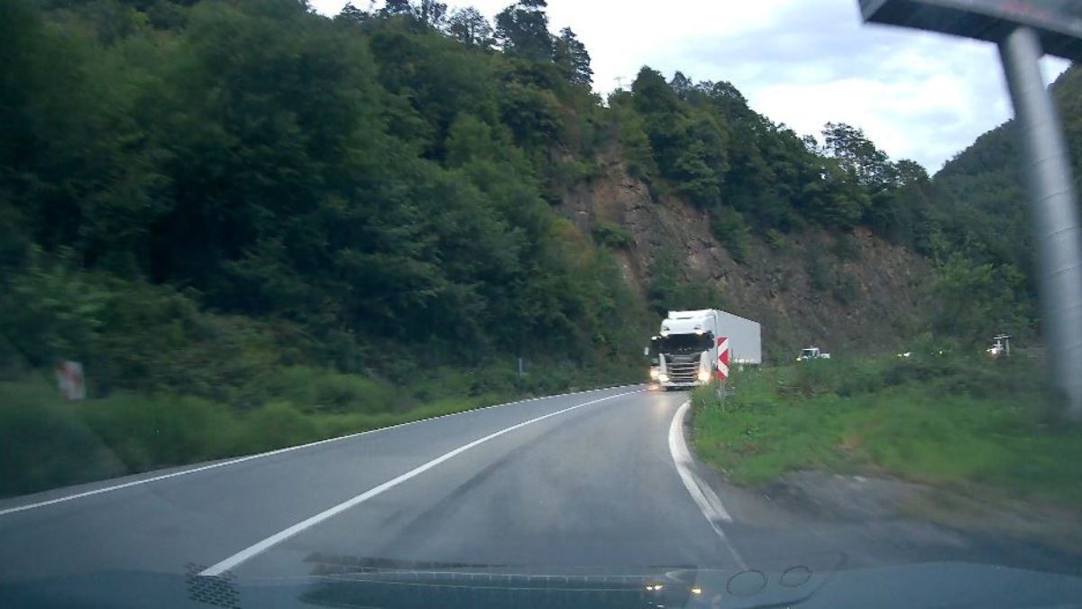 Artvin-Hopa karayolunda hatalı sollama yapan bir tır, kazaya ramak kala