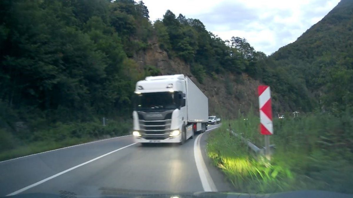 Hatalı sollama yaparak kazaya sebebiyet vermekten son anda kurtulan tır