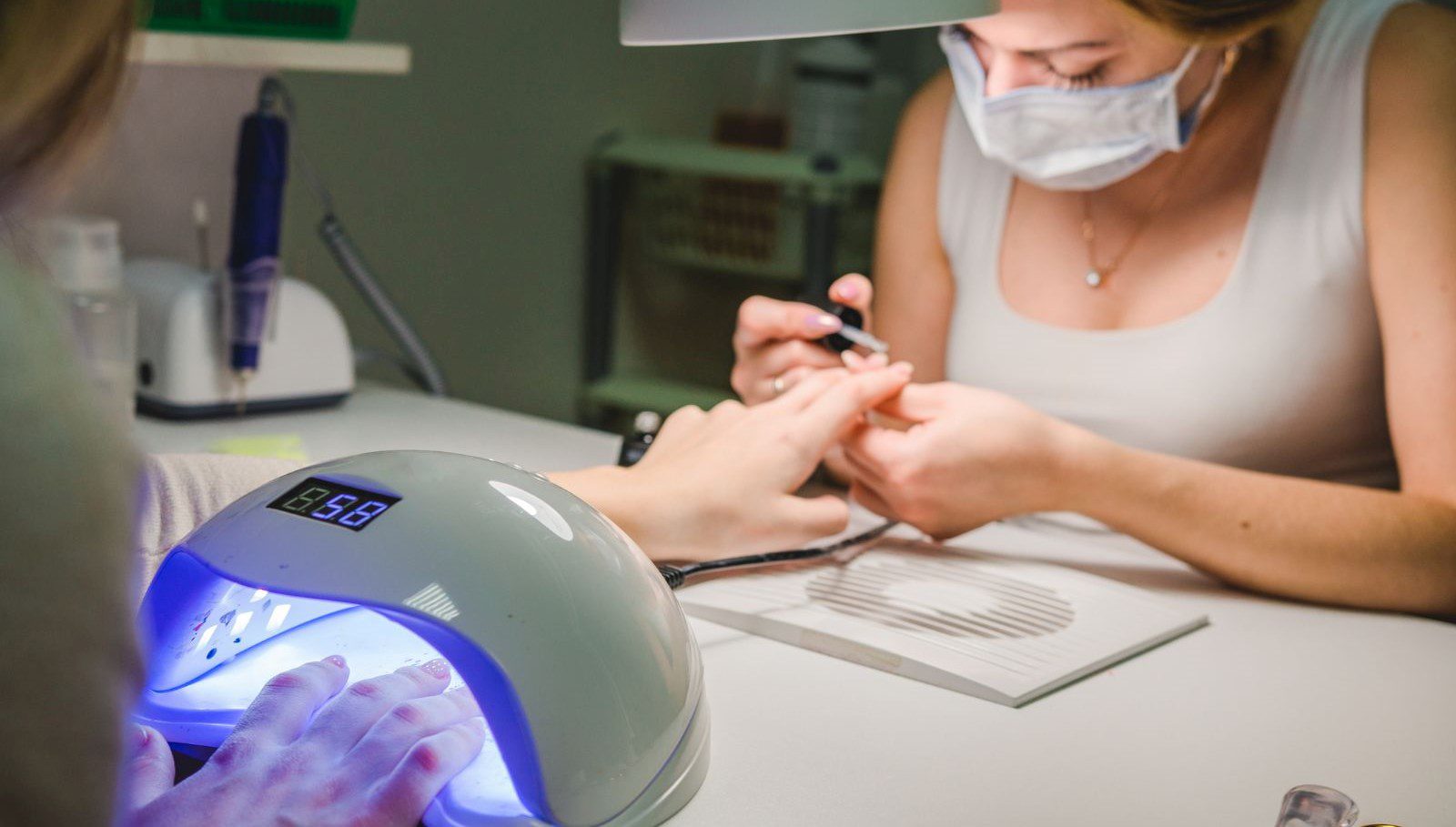 Avrupa Birliği, jel tırnak yapımında kullanılan ana kimyasal bileşeni tamamen