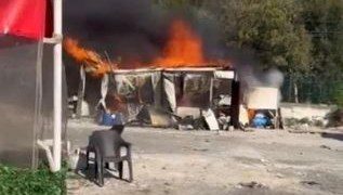 İstanbul Bakırköy'de kurulan sosyete pazarının otoparkındaki çay ocağında çıkan yangın paniğe