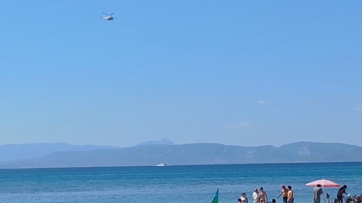 Ayvalık ilçesi açıklarında düzensiz göçmenleri taşıyan sürat botunun Sahil Güvenlik