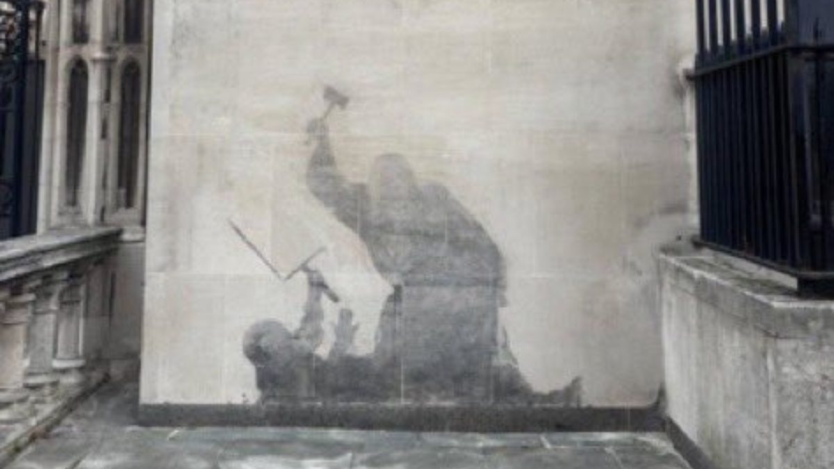 Banksy'nin İngiltere Yüksek Mahkemesi'nin duvarına çizdiği "eylemciye tokmakla vuran hakim"
