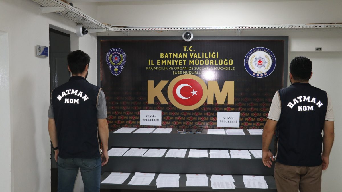 Kentte polis ekiplerinin düzenlediği operasyonda, 'kamu kurum ve kuruluşlarında işe