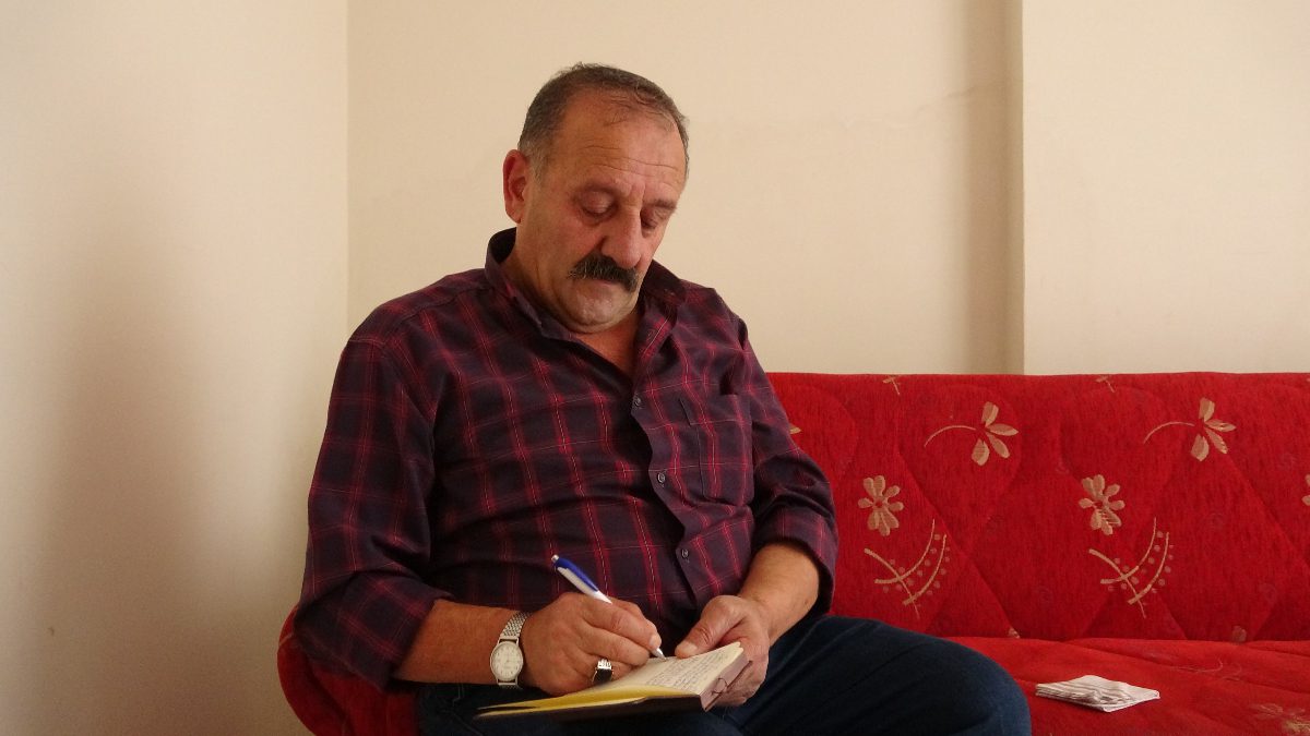 Kentte yaşayan Aşık Süphani mahlasıyla tanınan halk ozanı Ali Sırrı
