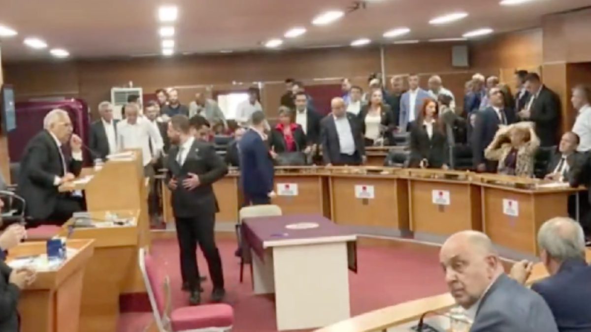 Bayrampaşa Belediyesi Başkanı Hasan Mutlu'nun tutuklanarak görevinden uzaklaştırlaması sonrası gerçekleştirilen