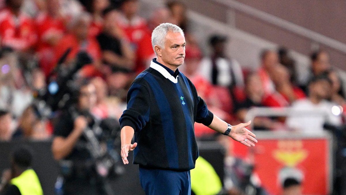 Benfica, teknik direktörlük görevi için Jose Mourinho ile görüşmelerin devam