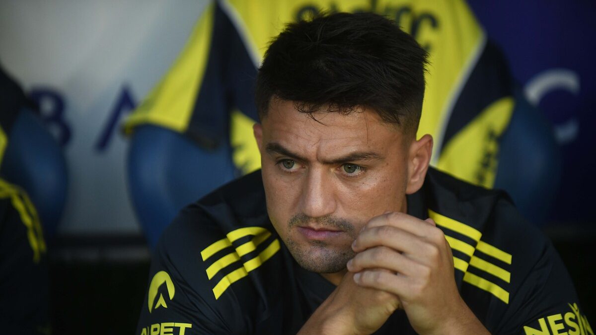 Fenerbahçe, Cengiz Ünder'in satın alma opsiyonuyla birlikte Beşiktaş'a kiralandığını açıkladı.