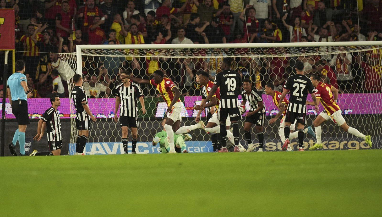 Beşiktaş, Süper Lig'in 6. haftasında Göztepe'ye 3 farkla mağlup oldu.