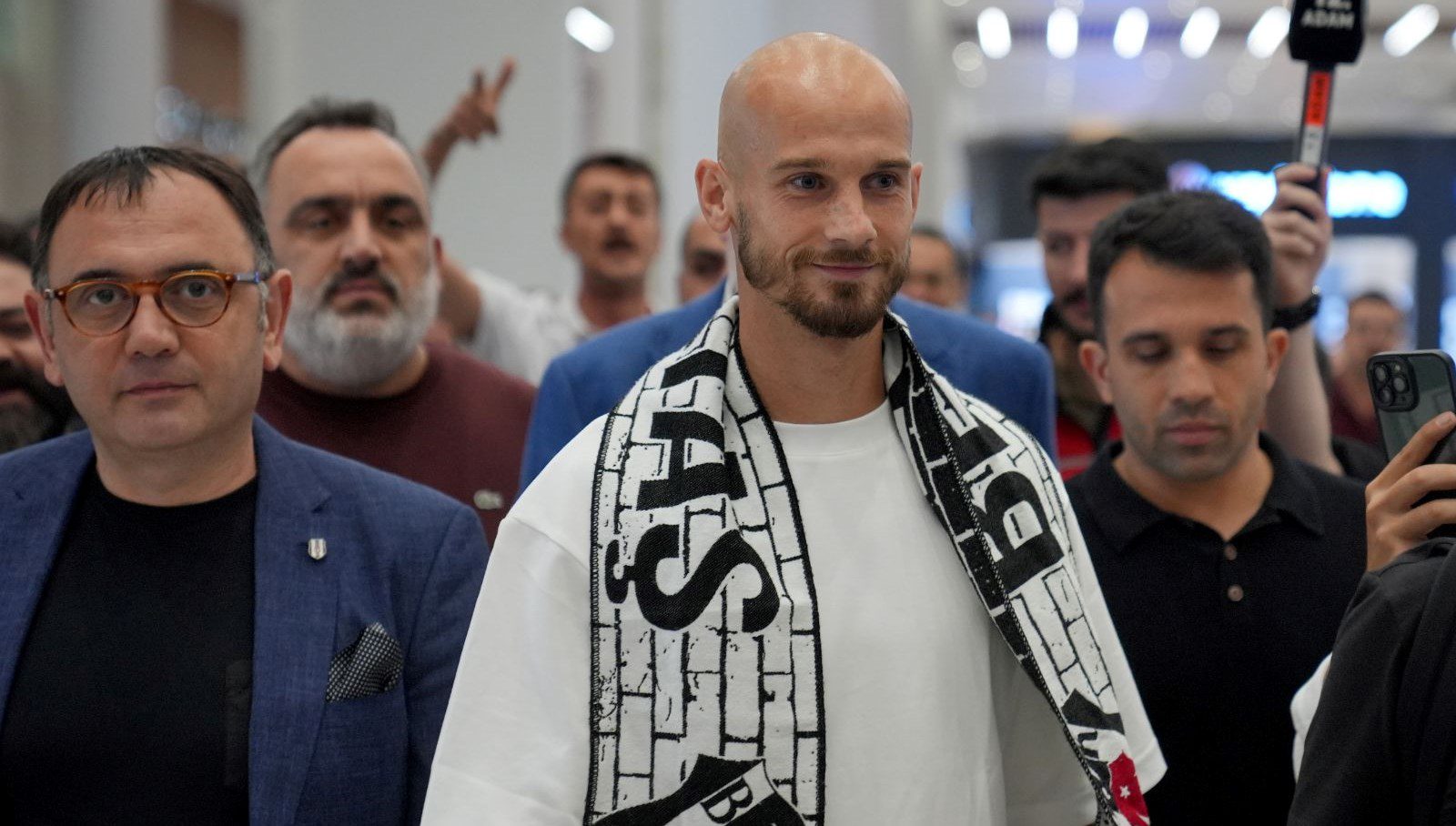 Beşiktaş'ın yeni transferi Vaclav Cerny İstanbul'a geldi. 27 yaşındaki kanat oyuncusunun ilk