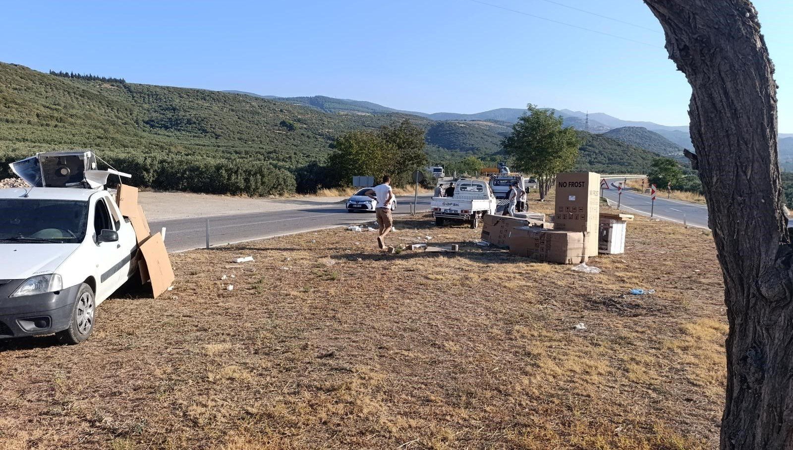 Balıkesir'in Erdek ilçesinde beyaz eşya yüklü kamyonet kaza yaptı. Kazada