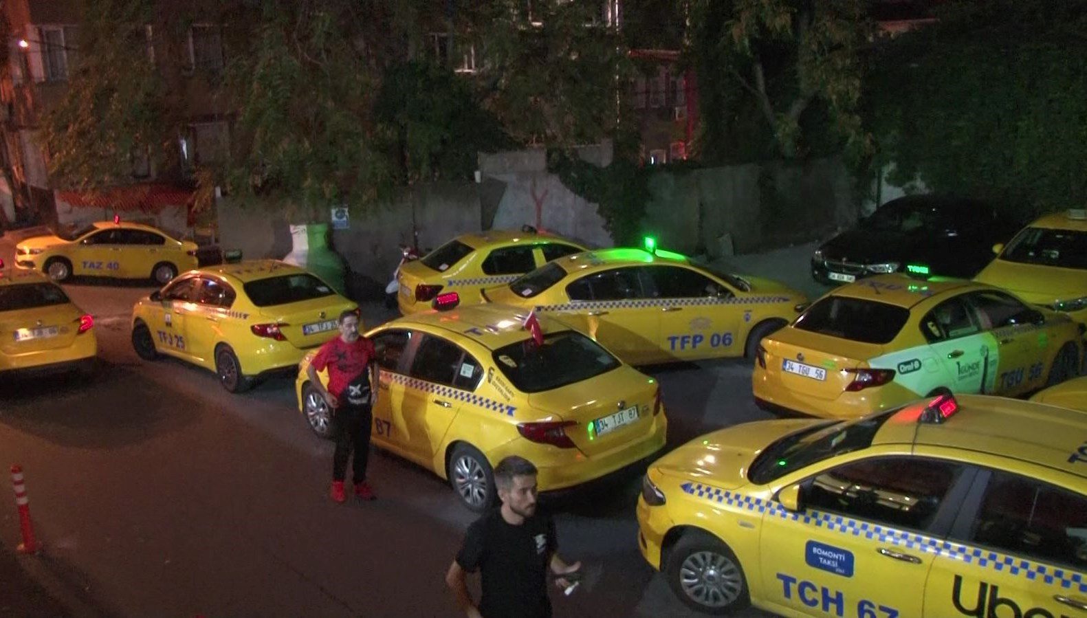 Beyoğlu'nda yolcu olarak aldığı kişi tarafından silahlı saldırıya uğrayan ve