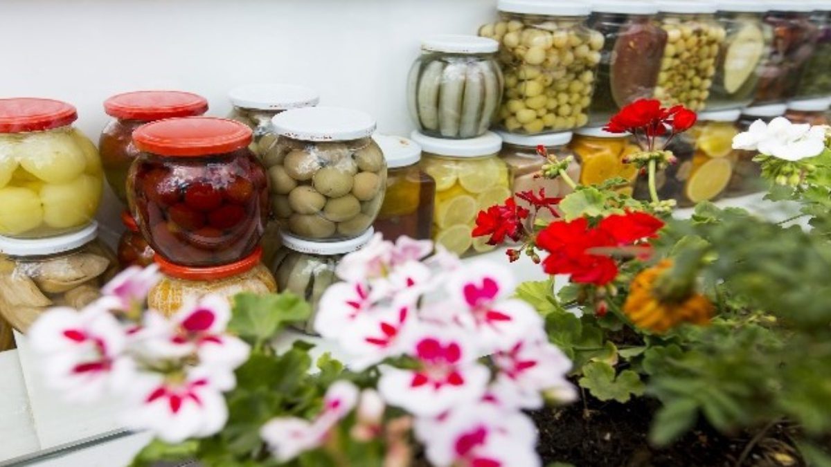 Eskişehir’de aktar Metin Ağılönü, turşu yapımında en önemli malzemenin kaya