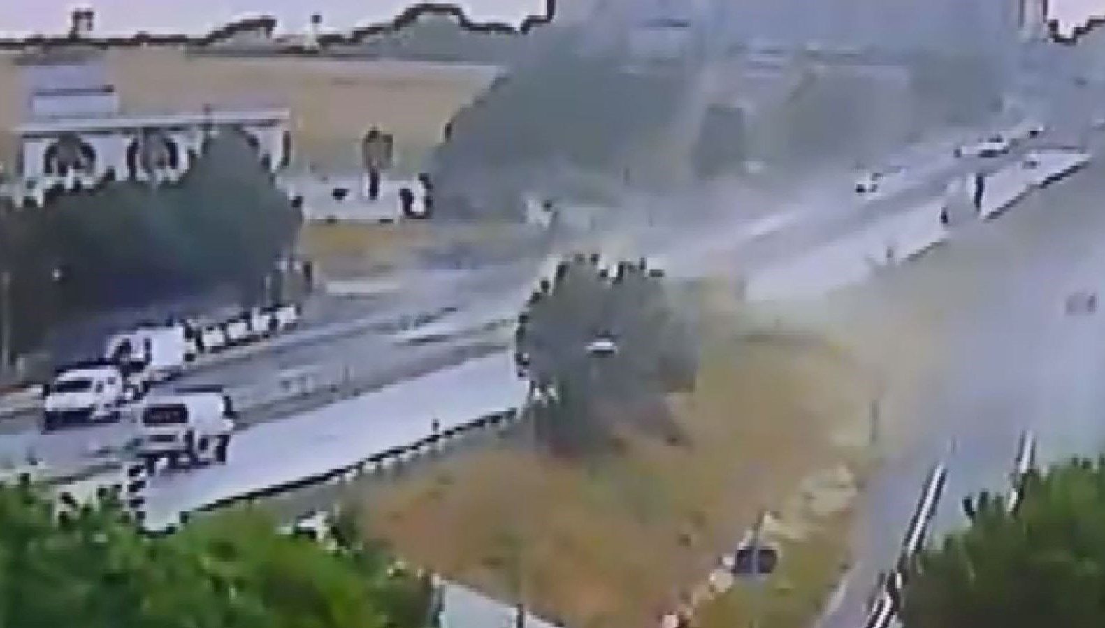 İstanbul Büyükçekmece D-100 Karayolu'nda hafriyat kamyonu devrildi. Yol, trafiğe kapatıldı.