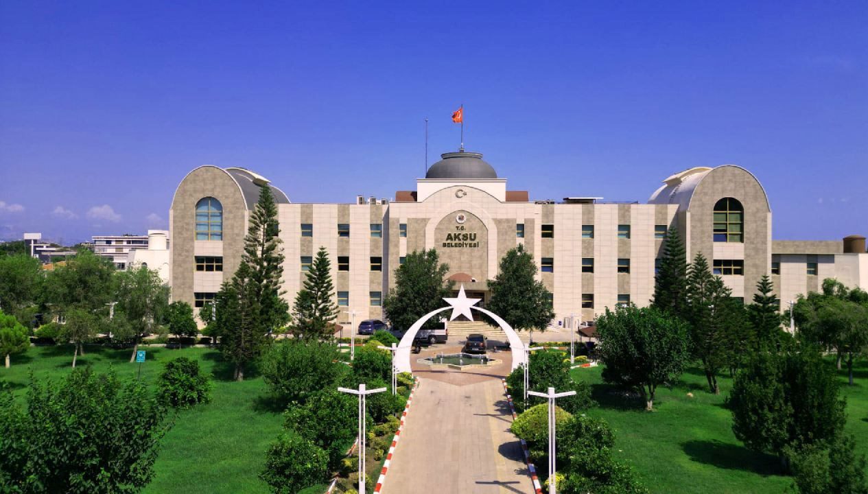 Antalya'nın CHP'li merkez Aksu Belediyesi'nde Başkan Yardımcıları Hüseyin Çelik, Mevlüt