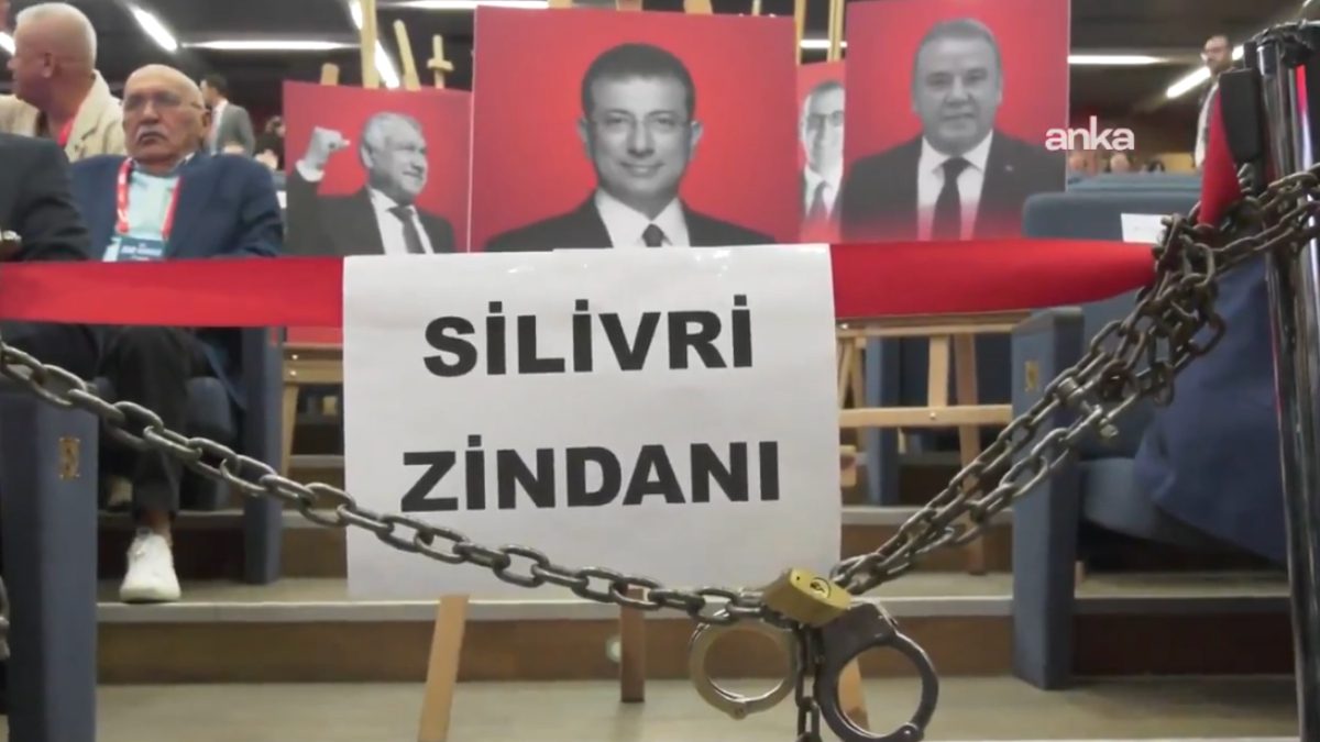 CHP 22'nci Olağanüstü Kurultayı, delegelerin çağrısıyla Ankara'da toplandı. Kurultay salonunda