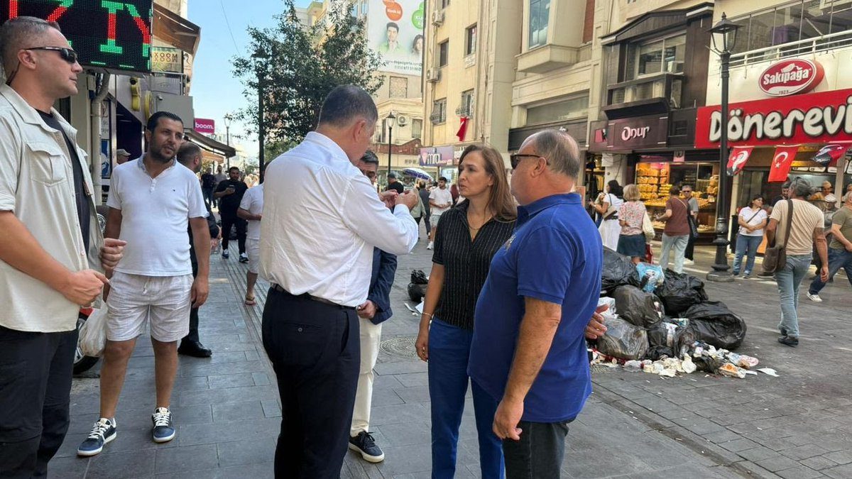 İzmir Büyükşehir Belediye başkanı Cemil Tugay, Karşıyaka sokaklarında vatandaşlarla beraber