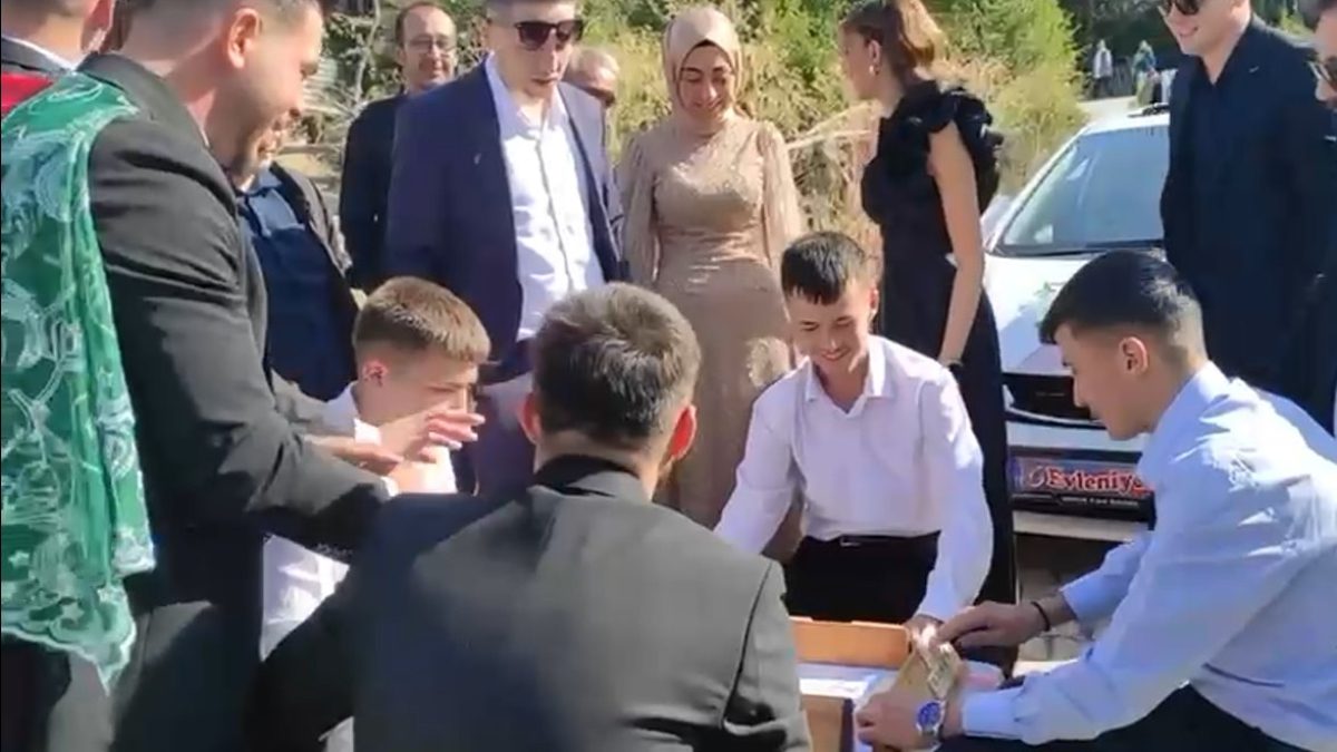 İskilip ilçesinde gelin almaya giden damadın kullandığı aracın önünü arkadaşları