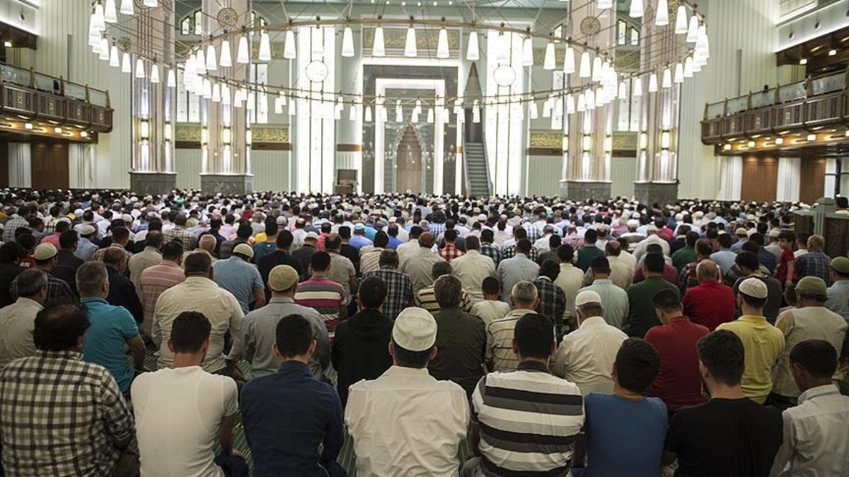 İslam alemi, bir cuma günün daha eda etmenin huzuruna kavuşuyor.