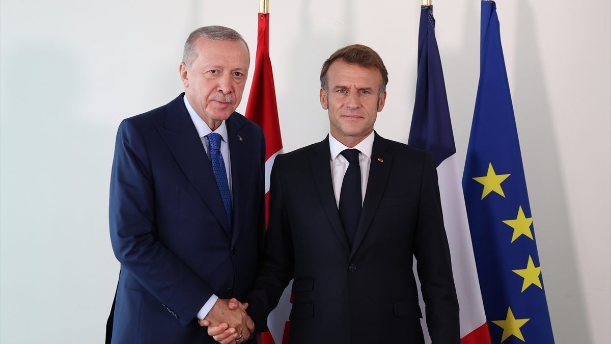 Macron'a "nasıl" olduğunu soran Cumhurbaşkanı Erdoğan, "İyiyim" cevabını aldıktan sonra