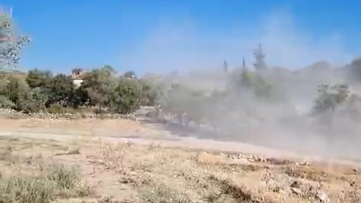 Denizli'nin Çal ilçesinde faaliyet gösteren taş ocaklarından hafriyat çeken kamyonlarının