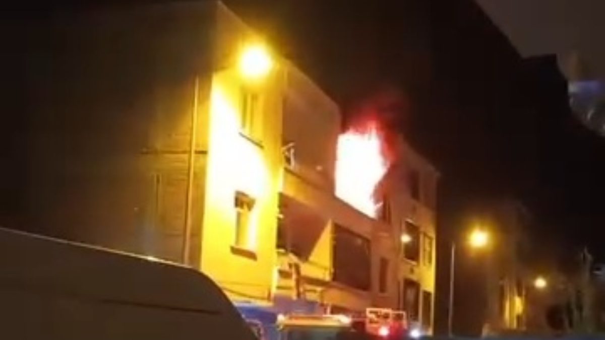 Bismil ilçesinde bir binada çıkan yangında 4 kişi yaralandı. Yangın