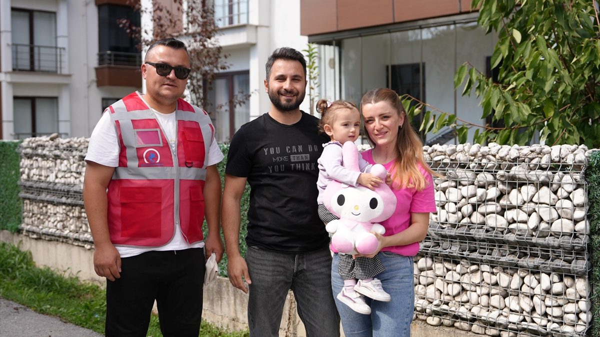 Düzce Belediyesi temizlik personeli, her gün evinin penceresinde çöp kamyonunu