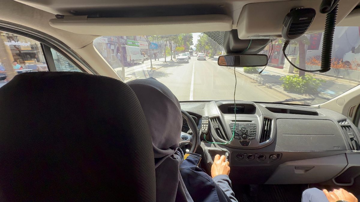 Kuyumcuzade Bulvarı'nda yoğun trafikte hasta taşıyan ambulansa sürücülerin 'fermuar' yöntemiyle