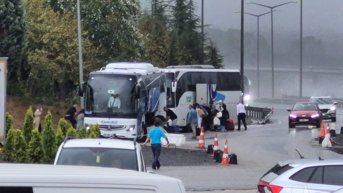 Anadolu Otoyolu Düzce kesiminde meydana gelen kazada 2 otobüs çarpıştı.