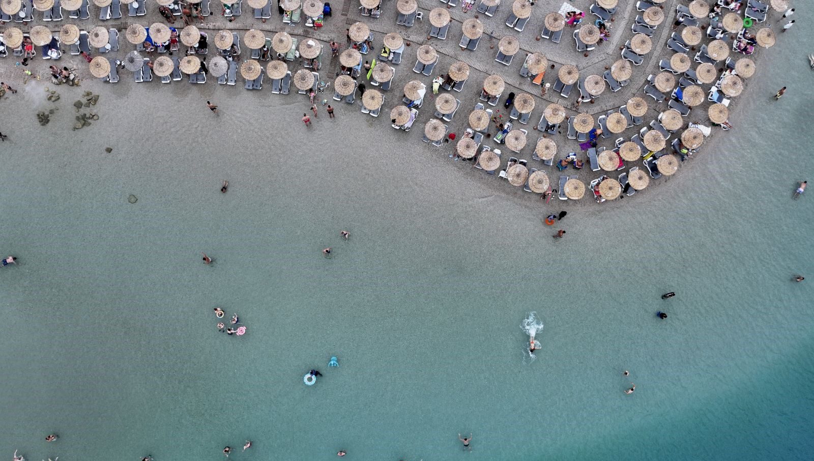 Muğla'nın Fethiye ile Marmaris ilçesinde güneşli havayı fırsat bilenler, sahil