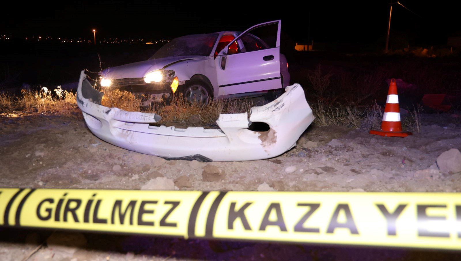Aksaray'da ehliyetsiz ve alkollü sürücü, takla atarak araziye düşen araçta