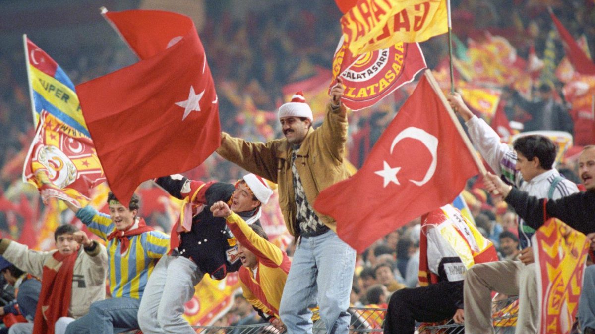Ekim 1992’de Frankfurt’ta oynanan karşılaşmada 30 bin Türk taraftarın bulunmasının