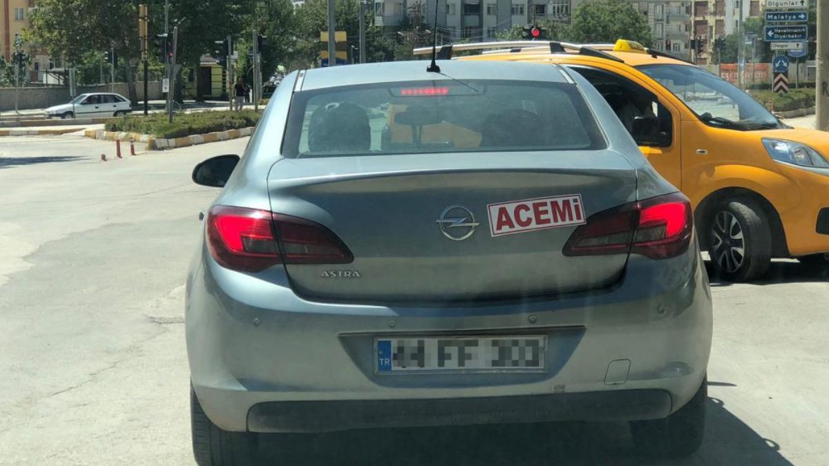 Elazığ'da bir sürücü, aracının arkasına büyük puntolar ile ‘acemi' yazısı