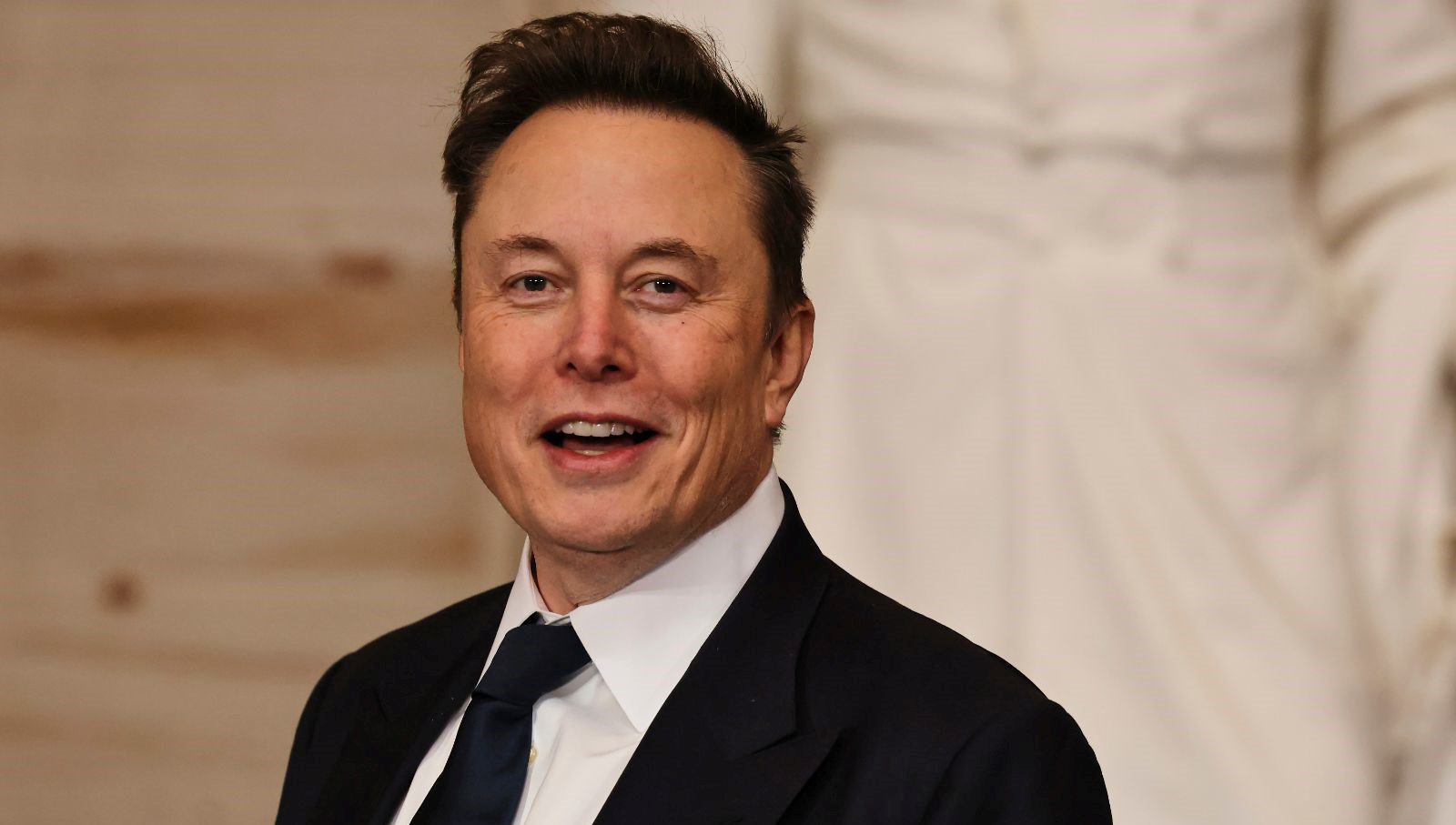 Milyarder iş insanı Elon Musk, Tesla AI5 çip tasarım ekibiyle