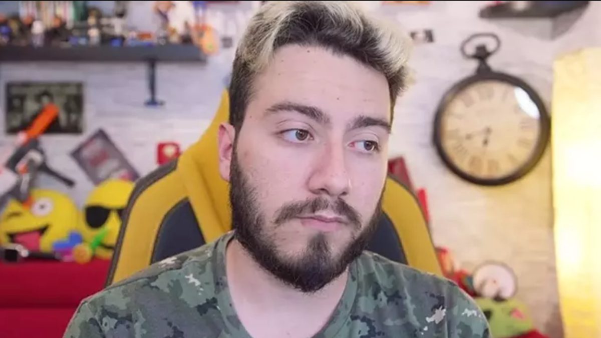 YouTuber Enes Batur, dikkat çeken bir karar aldı. Ünlü fenome