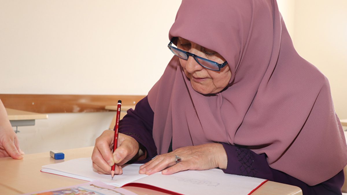 Yanlış otobüslere binip kaybolduğu için zorluk yaşayan 70 yaşındaki Nimet