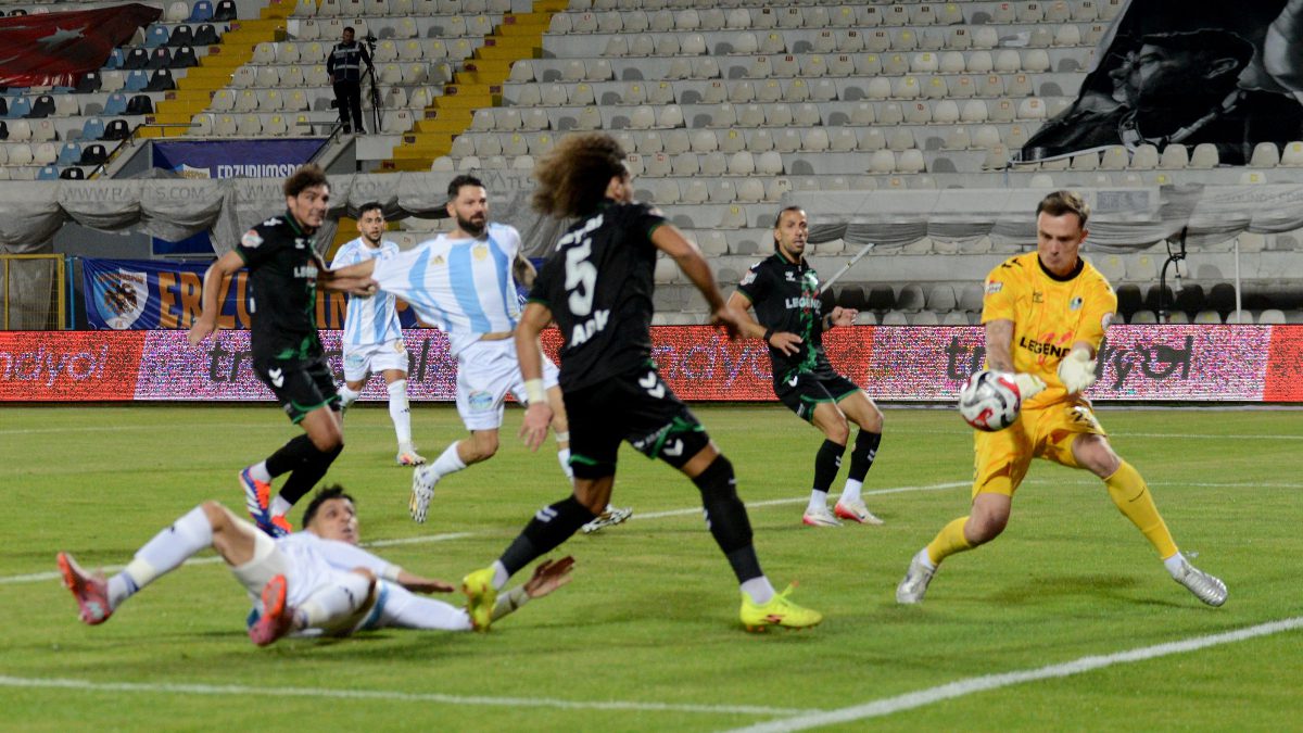 1. Lig'in 5. haftasında Erzurumspor FK'nin Sakaryaspor'u konuk ettiği karşılaşma