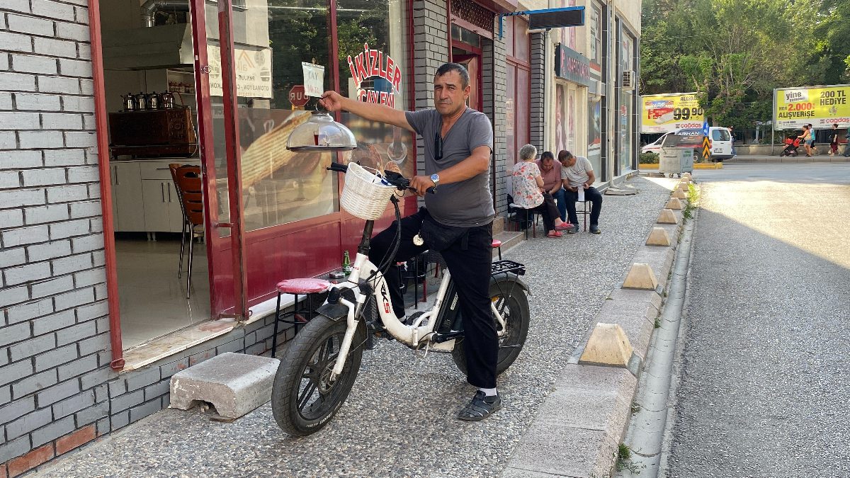 Eskişehir'de elektrik bisiklet ile servis yapan çaycı Sebahattin Güler'in hem
