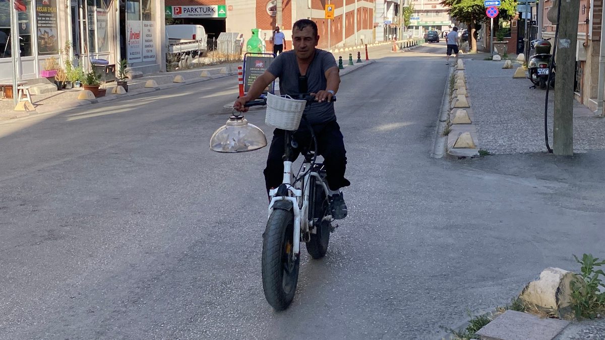 Eskişehir’de elektrikli bisikletle servis yapan çaycı Sebahattin Güler, hem zamandan