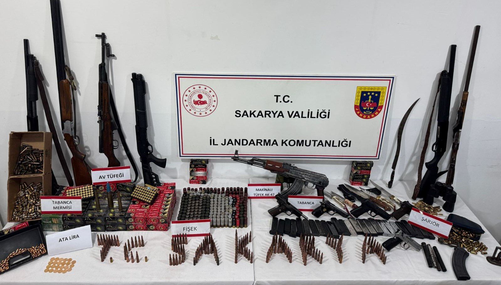 Sakarya’da bir eve düzenlenen operasyonda uzun namlulu silahlar, tabancalar, binlerce