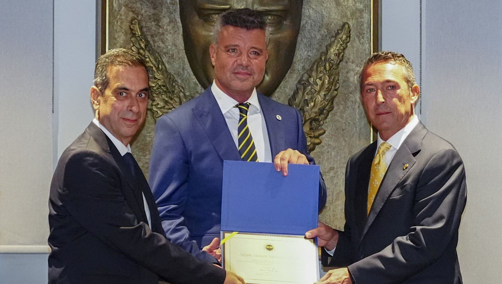 Fenerbahçe'de yeni başkan Sadettin Saran ve yönetim kurulu üyeleri, mazbatalarını aldı. Törene