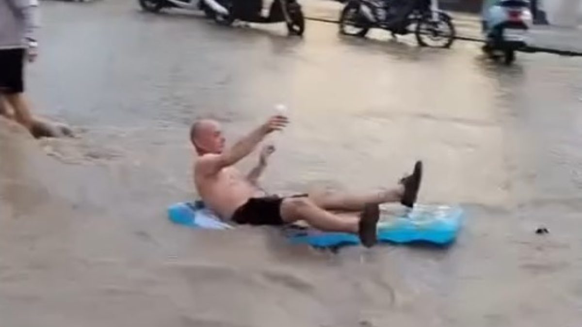 Fethiye ilçesinde etkili olan sağanak yolları göle çevirirken, turistler sel
