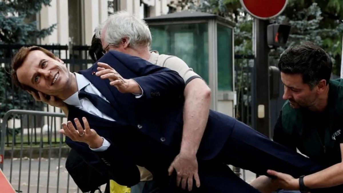 Fransa'da ortalık karıştı. Sarı yeleklilerin yeniden sokaklara indiği Fransa'da Cumhurbaşkanı