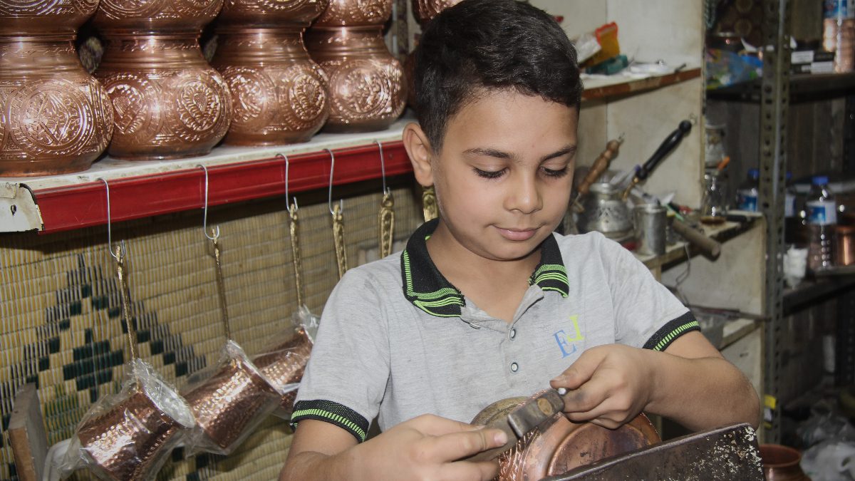 Gaziantep'te bakırcı ustası babasının yanında 3 yıl önce meslek öğrenmek