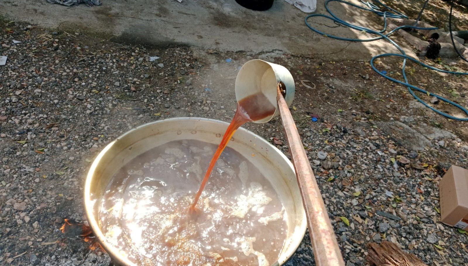 Bağ bozumu sonrası dağ toprağıyla yapılan asırlık pekmez için kazanlar