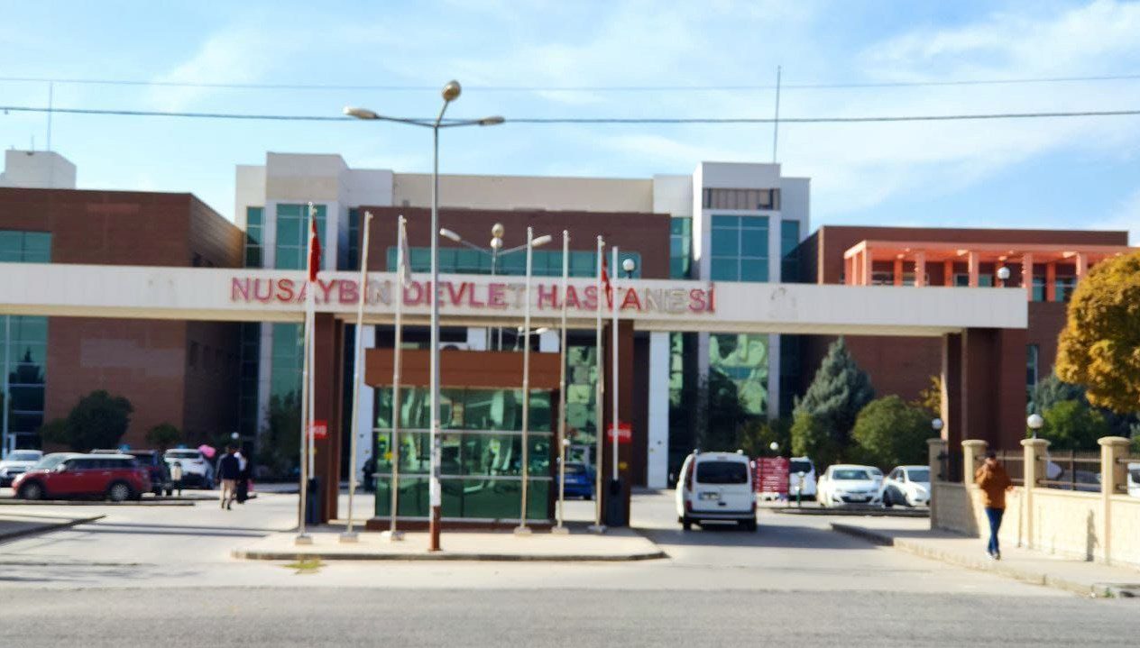 Mardin'de çaydaki akıntıya kapılarak boğulma tehlikesi geçiren genç hastanede hayatını kaybetti.