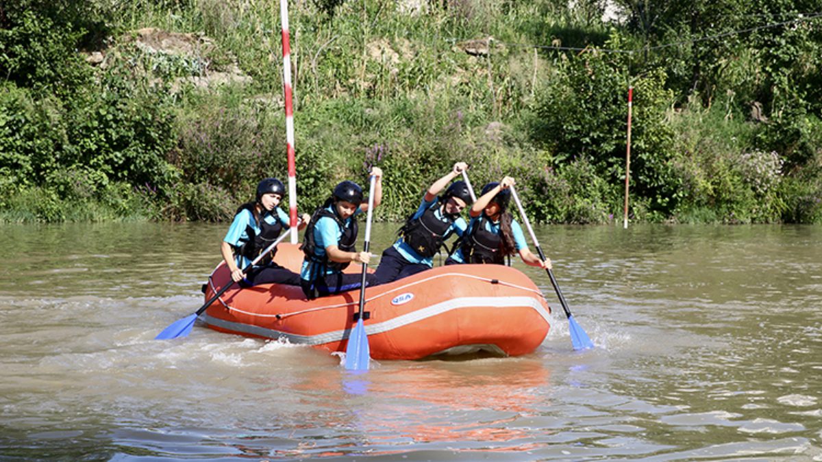 Okulun karşısındaki derede başladıkları raftingde kendilerini geliştiren kız öğrenciler, Next