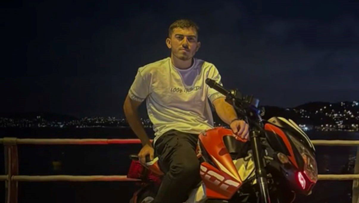 İstanbul Göktürk'te motosikletle seyreden Kerim Kuş isimli genç, park halindeki