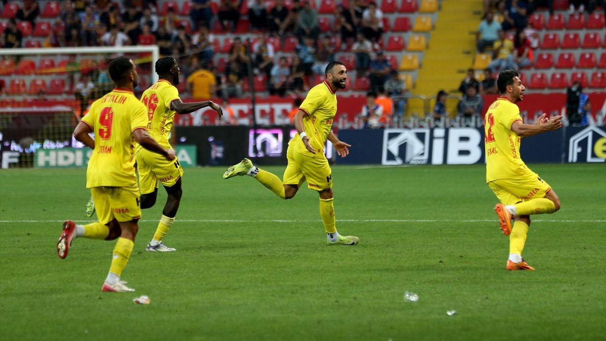 Göztepe, Süper Lig'in ilk 5 haftalık periyodunda mağlubiyet yaşamayan 3